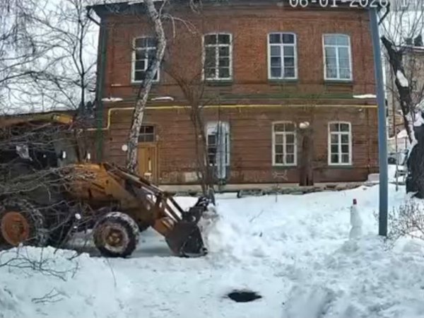 В Оренбурге водитель трактора спас снеговика и стал звездой интернета