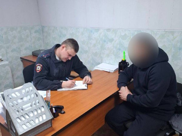 В Оренбурге мужчина ходил по улице с ножом