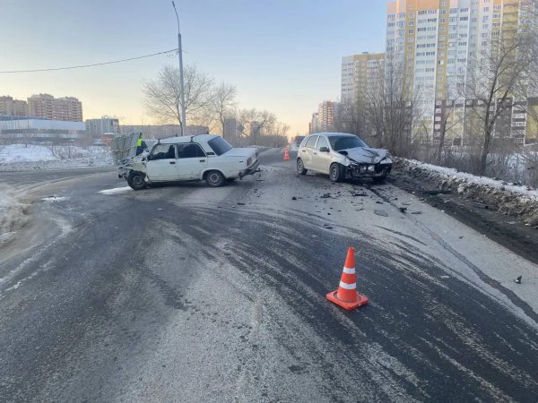 На улице Автомобилистов в Оренбурге столкнулись «семёрка» и «Калина»