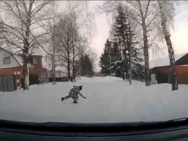 Жесткое видео: мальчик упал под колеса проезжавшего автомобиля