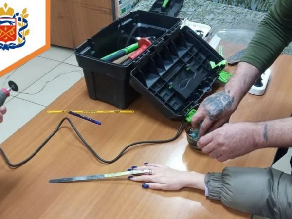 Спасатели сняли застрявшее кольцо
