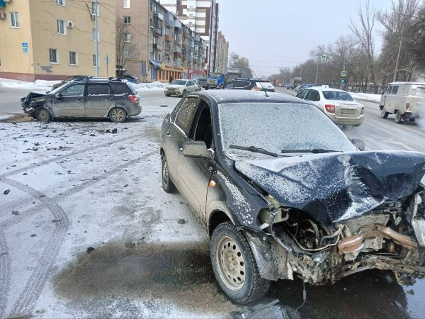 Две «Гранты» столкнулись в Оренбурге, есть пострадавший