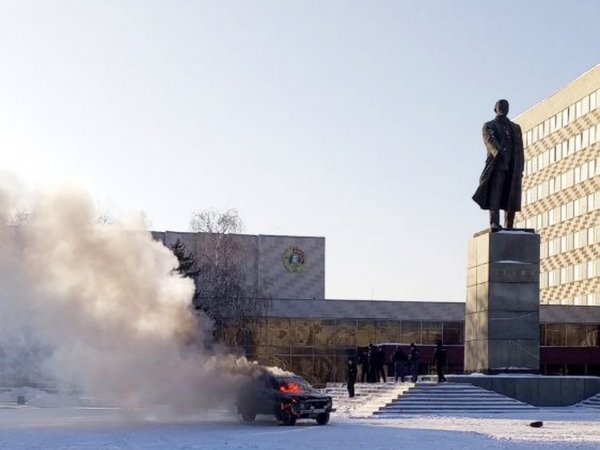 Легковой автомобиль горит на площади Ленина перед зданием облправительства Оренбуржья; фото: 1743.RU прислали в сообщество «Наркор»