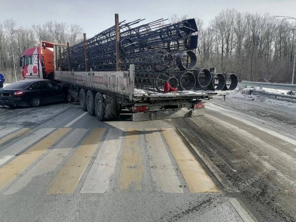 Под Оренбургом в аварии пострадал водитель