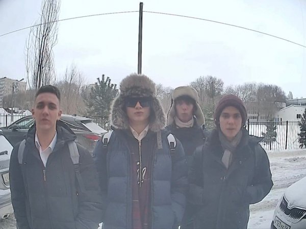 «Мой ненаглядный» в домофон услышать не хотите ли: в Оренбурге школьники поют в камеру домофона