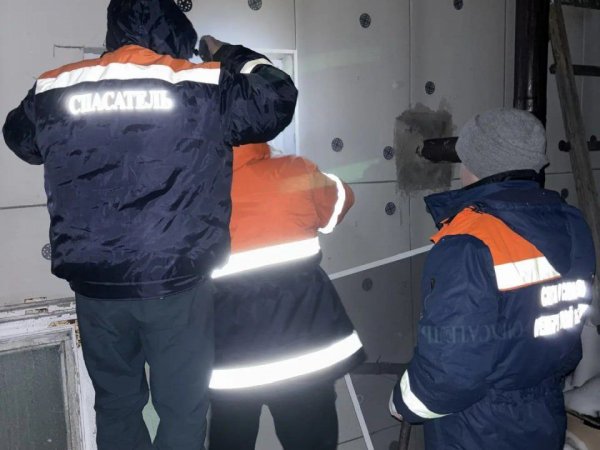 В Оренбурге спасатели вскрыли дом пенсионера и нашли там его тело