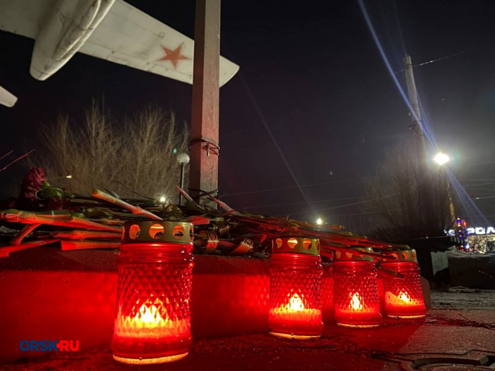 Стихийный мемориал появился в Орске после крушения учебного самолёта; фото: ORSK.RU