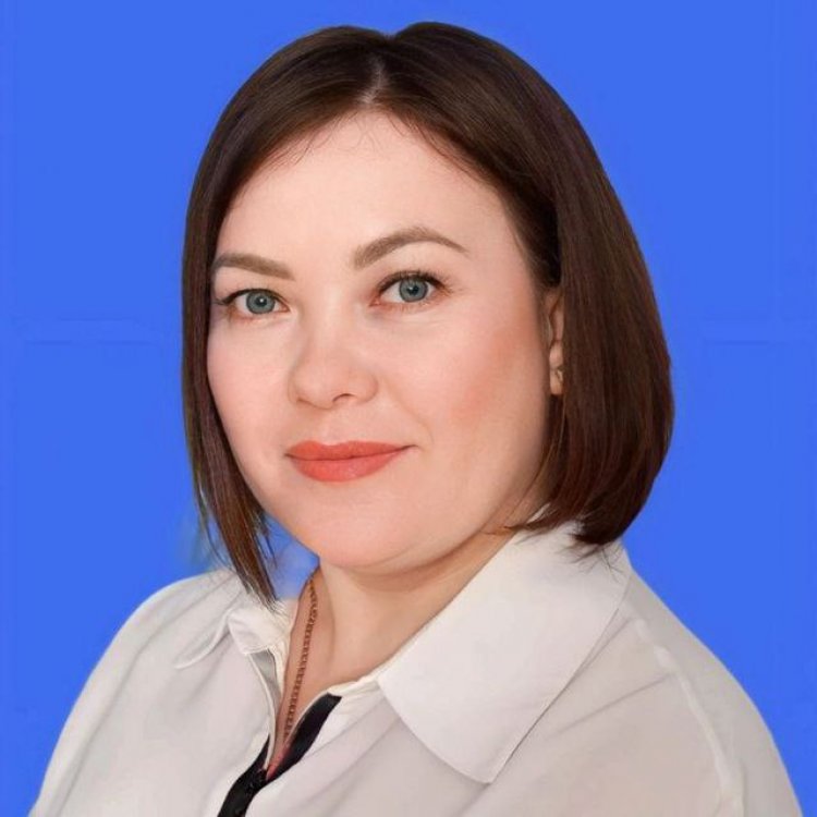 На фото — Лия Наильевна Галеева, тот самый воспитатель, которая удерживала мужчину с ножом до приезда полицейских; фото предоставили в пресс-службе правительства Оренбургской области 