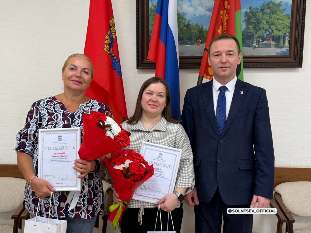 На фото Лия Галеева и Людмила Платонова с главой Бугуруслана; фото: тг-канал Евгения Солнцева