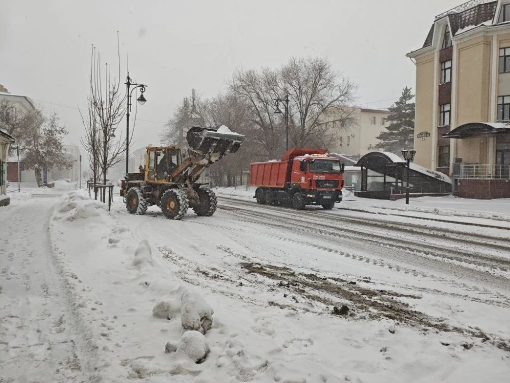 Спецтехника работает на улицах Оренбурга 