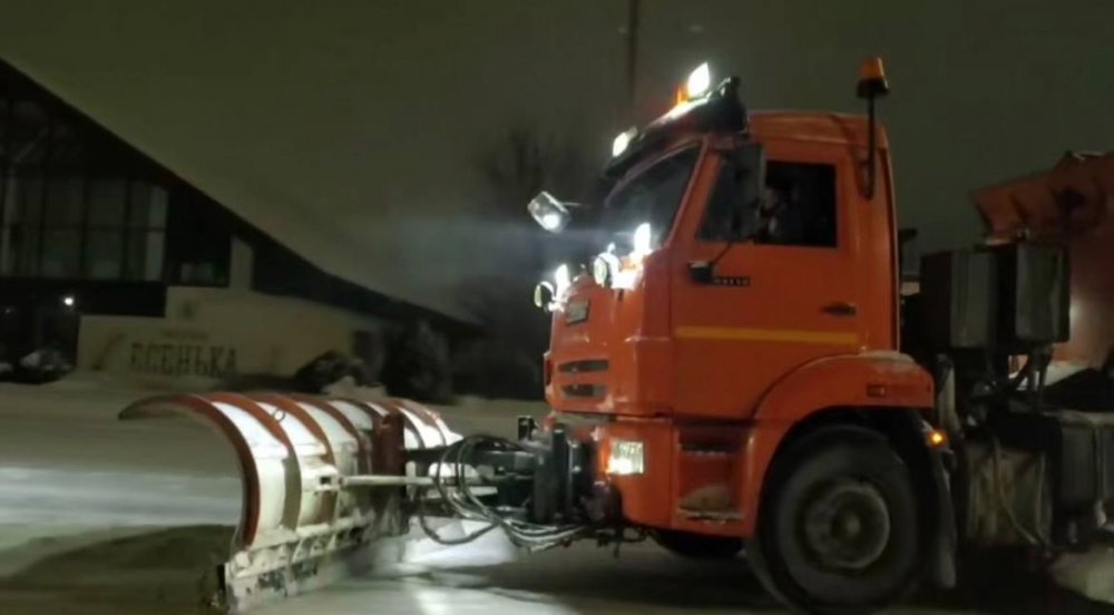 Снегопад в Оренбурге обещают еще 2 суток, коммунальщики работают в усиленном режиме; фото: скриншот с видео в тг-канале главы Оренбурга Альберта Юмадилова