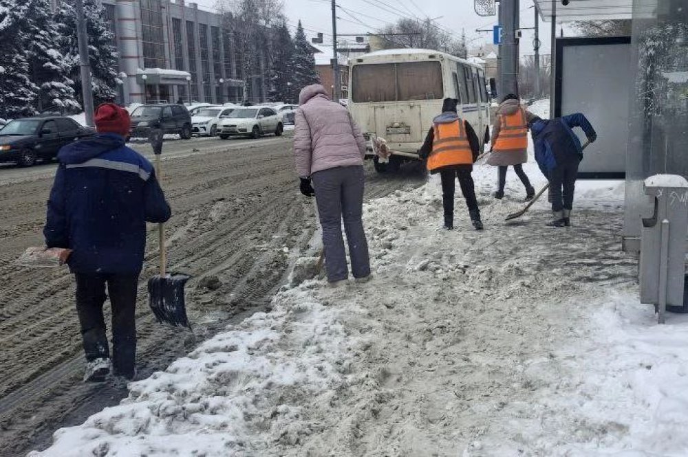 На остановках Оренбурга снег убирают осуждённые ИЦ-1; фото: пресс-служба УФСИН по Оренбургской области