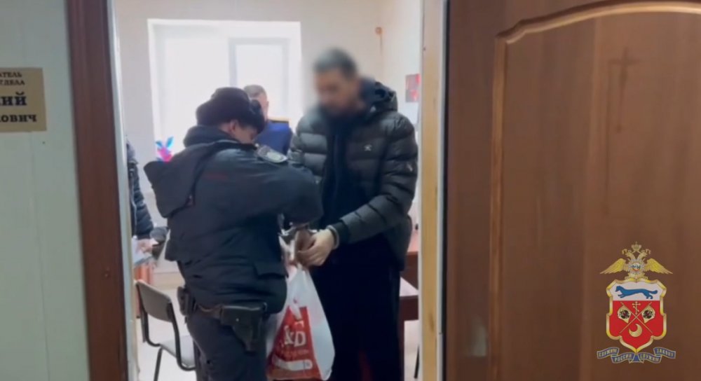 Фото: одного из участников ОПГ задержали, это житель Нежинки; фото: скриншот с видео УМВД по Оренбургской области 