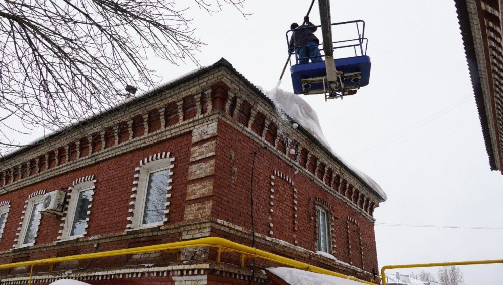 Коммунальщики Оренбурга сбивают сосульки с крыш; фото: пресс-служба администрации Оренбурга 