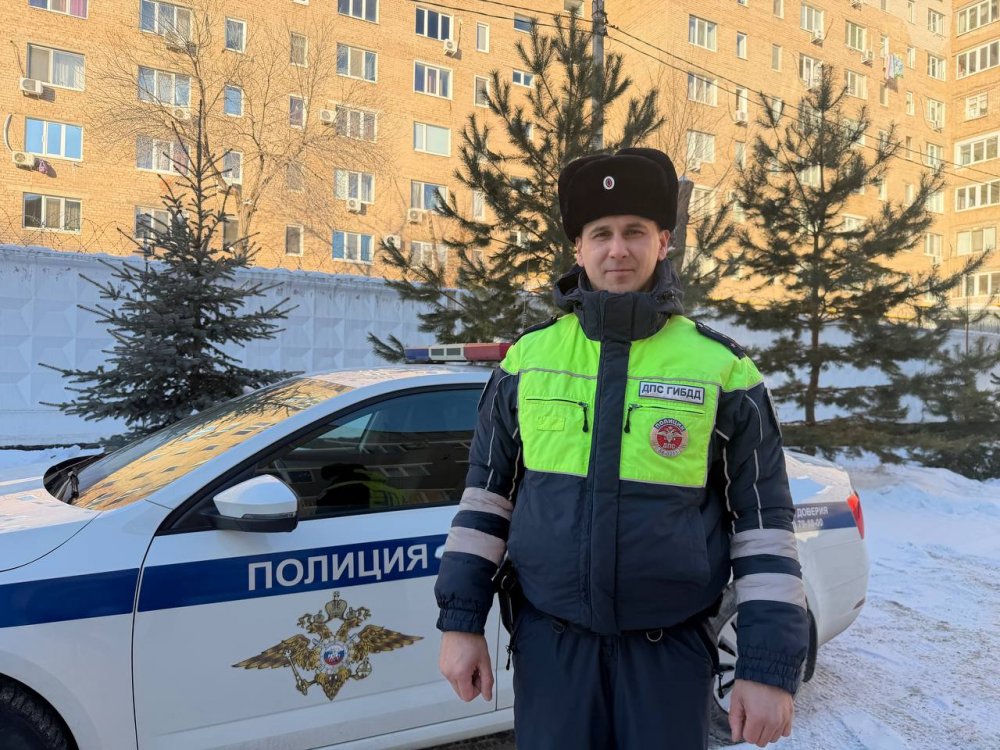 На фото инспектор, который помог матери с больным ребенком срочно доехать до больницы; фото: УМВД по Оренбургской области На фото инспектор, который помог матери с больным ребенком срочно доехать до больницы; фото: УМВД по Оренбургской области