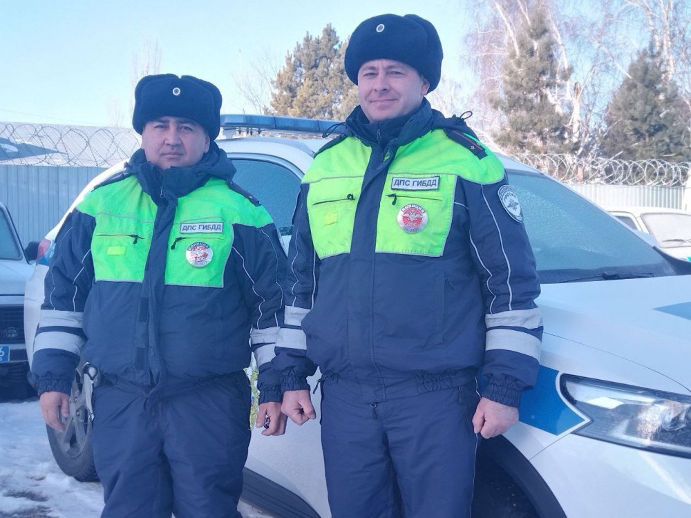 На фото — Вадим Исхаков и Ильфат Агишев, которые помогли жителю Оренбурга; фото: УМВД по Оренбургской области На фото — Вадим Исхаков и Ильфат Агишев, которые помогли жителю Оренбурга; фото: УМВД по Оренбургской области