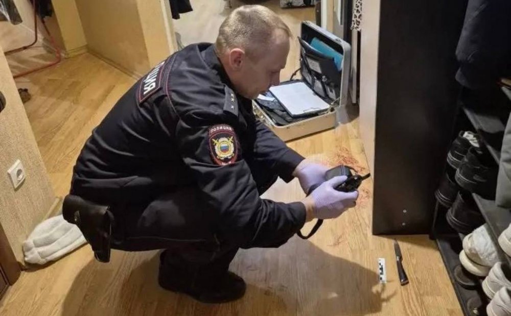 Полицейские работали на месте преступления; фото: УМВД по Оренбургской области