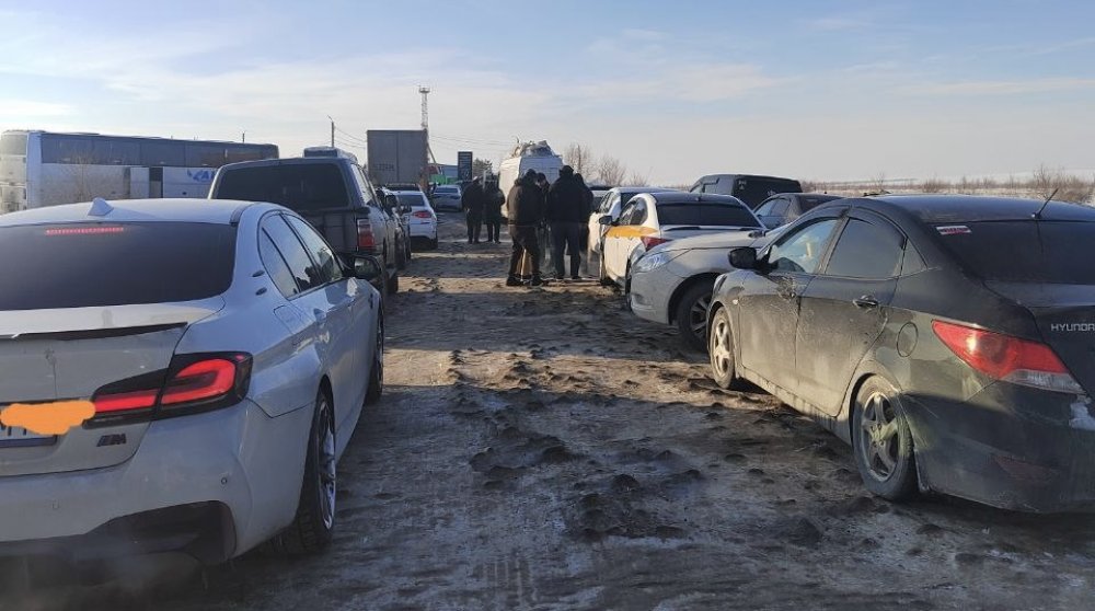 Так выглядит пункт пропуска Жайсан — Сагарчин на российско-казахстанской границе; фото в редакцию «Урал56.ру» прислал очевидец Так выглядит пункт пропуска Жайсан — Сагарчин на российско-казахстанской границе; фото в редакцию «Урал56.ру» прислал очевидец