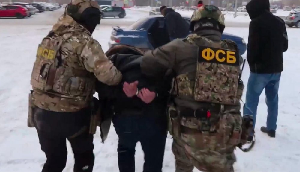 Оренбургского предпринимателя задержали, когда он передавал деньги за якобы совершенное убийство; фото: тг-канал BAZA Оренбургского предпринимателя задержали, когда он передавал деньги за якобы совершенное убийство; фото: тг-канал BAZA