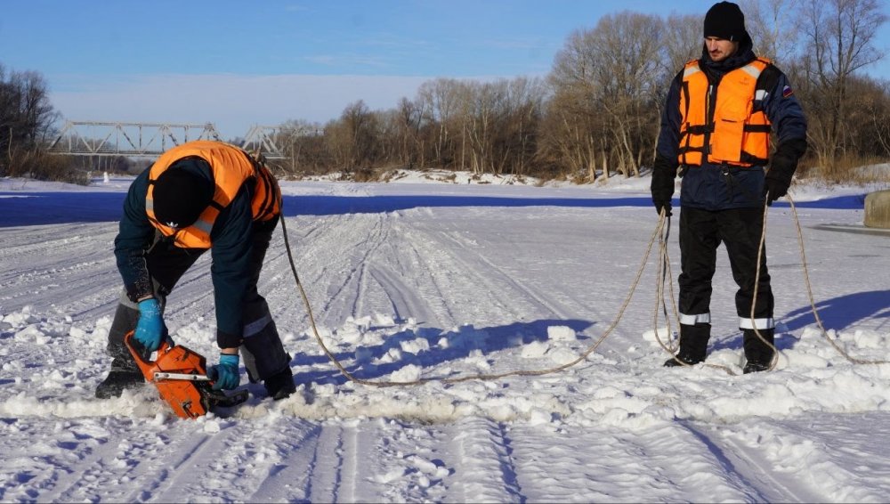 Сотрудники «БиОз» занимаются распилкой льда в Оренбурге; фото: пресс-служба администрации города Оренбурга