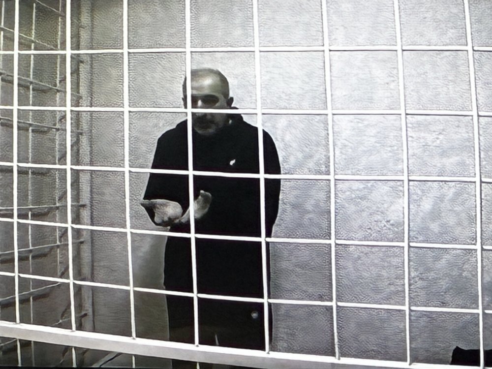 Наби Османов в зале суда пытается обжаловать избранную ему меру пресечения; фото: 1743.RU