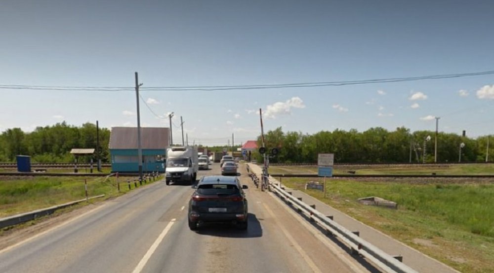На фото тот самый железнодорожный переезд в Соль-Илецке, где часто скапливаются машины; фото: «Оренбург Медиа»