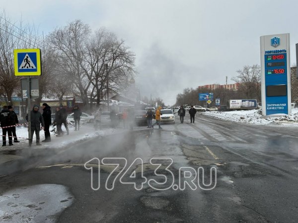 Грунт обвалился в Оренбурге на ул. Монтажников прямо на тротуаре: фото: 1743.RU