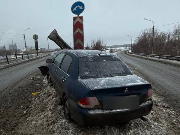 В Оренбурге «Митсубиси Лансер» влетел в дорожное ограждение