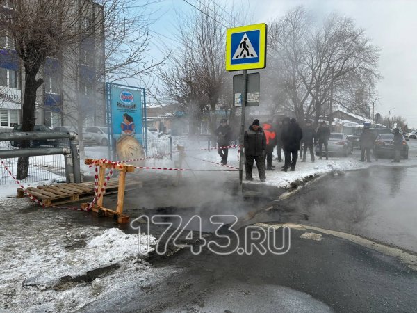 Грунт на тротуаре провалился в Оренбурге 30 января; фото: 1743.RU