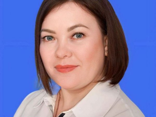 На фото — Лия Наильевна Галеева, тот самый воспитатель, которая удерживала мужчину с ножом до приезда полицейских; фото предоставили в пресс-службе правительства Оренбургской области 