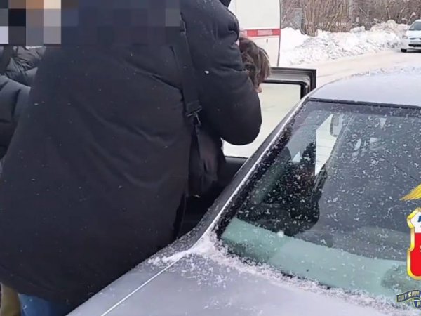 На фото — задержание мужчины, который ворвался в детсад с ножом; фото: скриншот с видео УМВД по Оренбургской области 