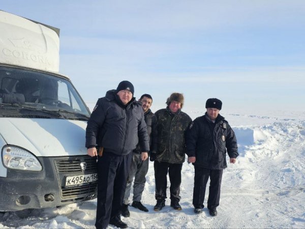 Оренбургские полицейские спасли водителя, застрявшего в «снежном плену»