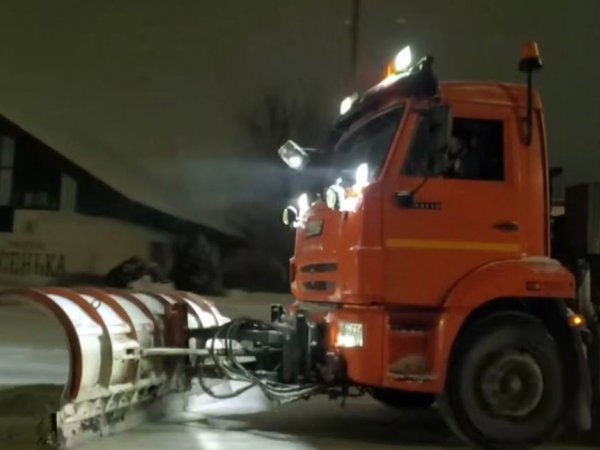 Снегопад в Оренбурге обещают еще 2 суток, коммунальщики работают в усиленном режиме; фото: скриншот с видео в тг-канале главы Оренбурга Альберта Юмадилова
