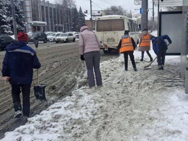 На остановках Оренбурга снег убирают осуждённые ИЦ-1; фото: пресс-служба УФСИН по Оренбургской области