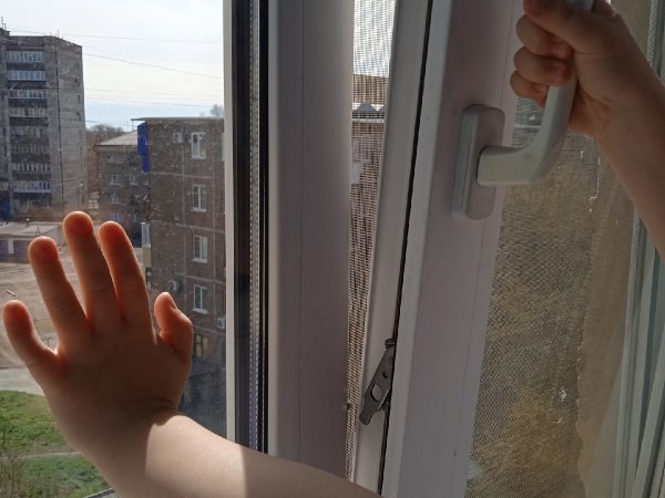 В Оренбурге 7-летняя девочка выпала из окна
