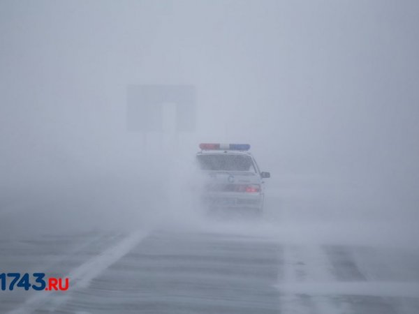 Из-за сильной метели в Оренбургской области закрывали трассу