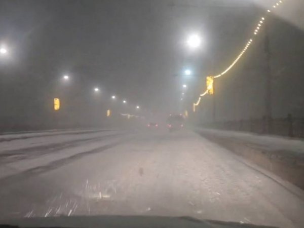 Сильный снегопад накрыл Оренбург: видео
