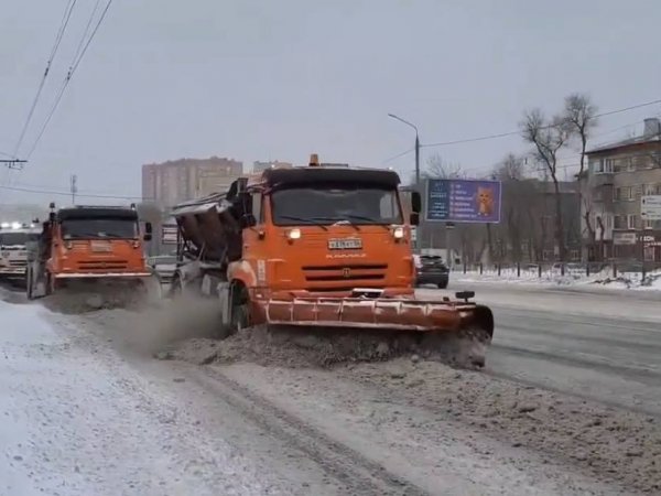 В первую очередь спецтехника работает на основных магистралях Оренбурга; фото: скриншот с видео пресс-служба администрации Оренбурга 