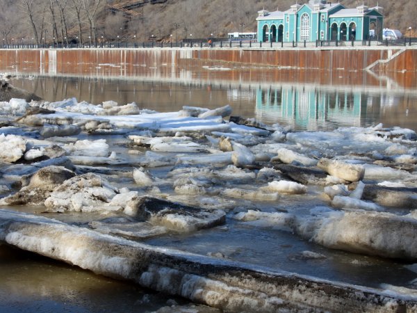 Ледоход на Урале в Оренбурге. Фото 1743.ru