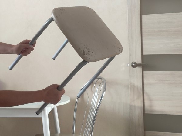 Оренбуржец швырнул табурет в сожительницу, повредил ей руку. А после они поженились