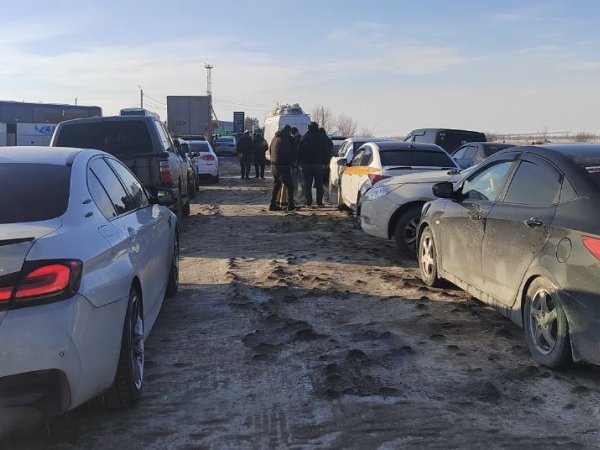 Так выглядит пункт пропуска Жайсан — Сагарчин на российско-казахстанской границе; фото в редакцию «Урал56.ру» прислал очевидец