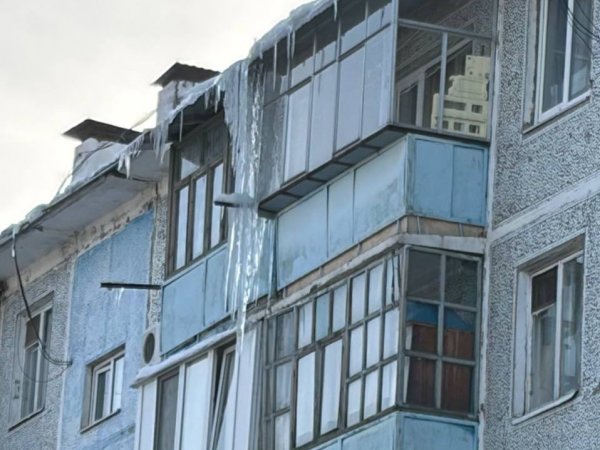 Сосульки, наледь, снежные шапки на крышах: прокуратура наказал 9 УК в Оренбурге