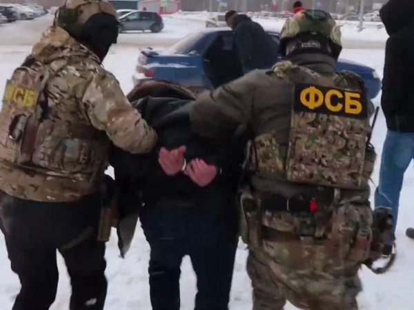 Оренбургского предпринимателя задержали, когда он передавал деньги за якобы совершенное убийство; фото: тг-канал BAZA
