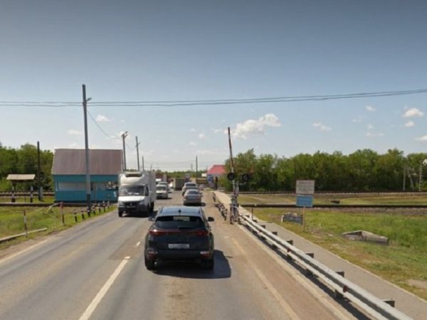 На фото тот самый железнодорожный переезд в Соль-Илецке, где часто скапливаются машины; фото: «Оренбург Медиа»