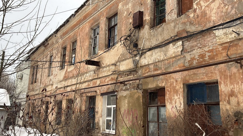 Аварийный дом на улице Кирова в Оренбурге. Фото 1743.ru