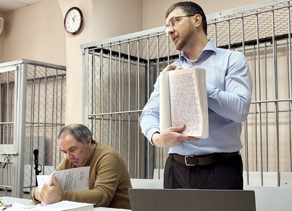 Экс-министр Самбурский и его адвокат Минин в зале суда. Фото 1743.ru