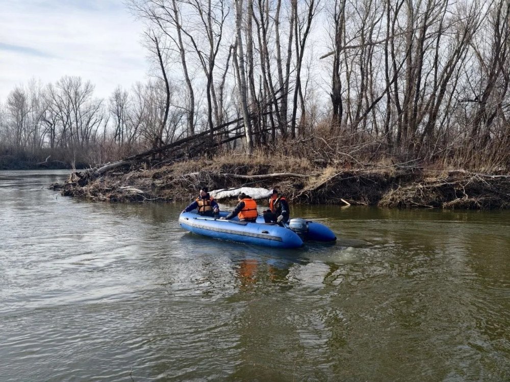 Спасатели ведут поиски мужчины на реке Урал в Кувандыкском округе. Фото: Департамент ПБ и ГЗ Оренбургской области Спасатели ведут поиски мужчины на реке Урал в Кувандыкском округе. Фото: Департамент ПБ и ГЗ Оренбургской области
