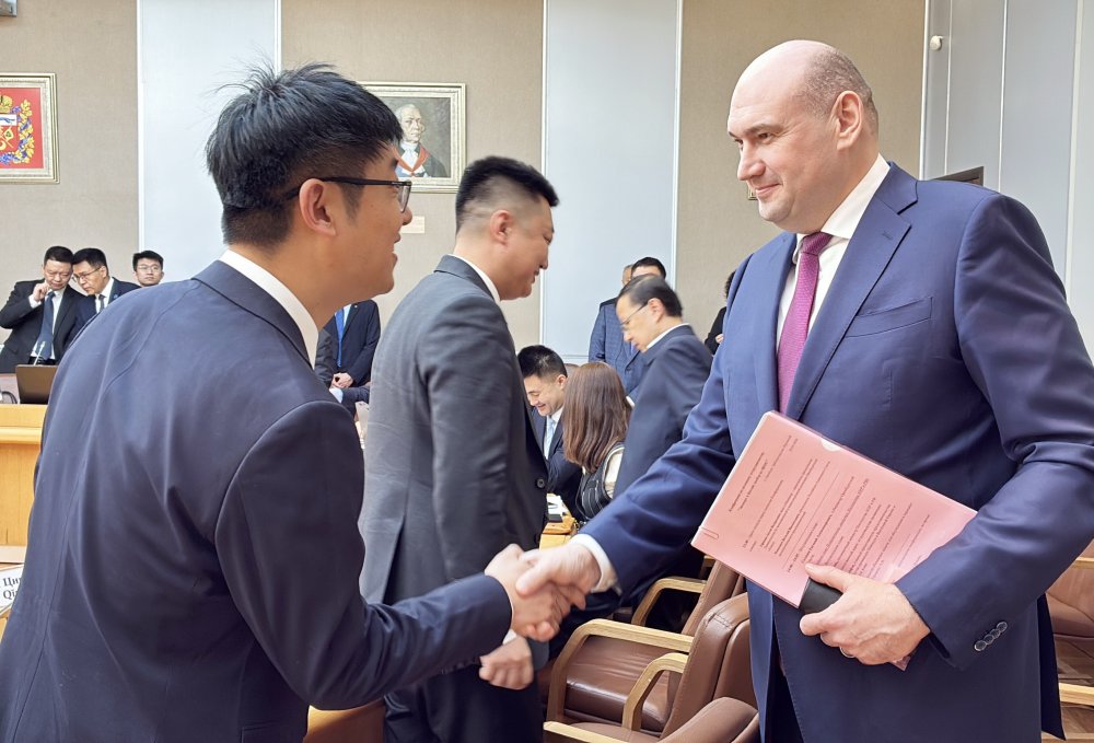 Губернатор Оренбуржья Евгений Солнцев с членом китайской делегации. Фото 1743.ru