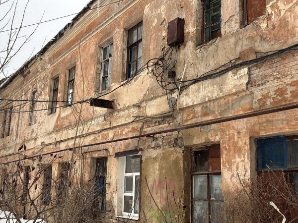 Аварийный дом на улице Кирова в Оренбурге. Фото 1743.ru