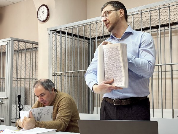 Экс-министр Самбурский и его адвокат Минин в зале суда. Фото 1743.ru